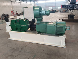 Metal sheet flattening conveyor